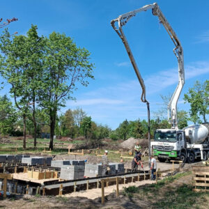 Wylewanie fundamentów jednego z domów na osiedlu Sportowa Park w Kolumnie koło Łasku