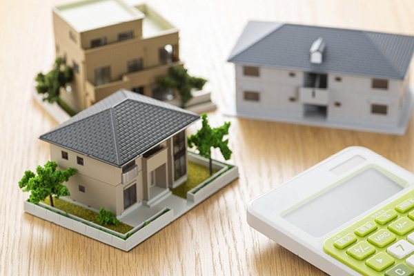 makiety domków na stole