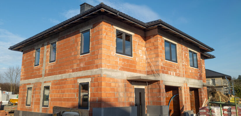 Budynek K, stan surowy, okna i dach