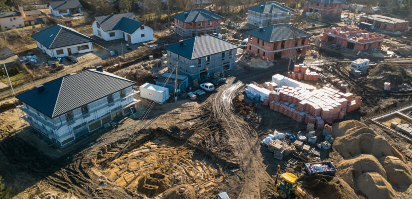 Osiedle widok z drona od lewej budynki L, K, J, G, C, F, E, D