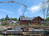 Wylewanie fundamentów jednego z domów na osiedlu Sportowa Park w Kolumnie koło Łasku