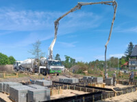 Wylewanie fundamentów jednego z domów na osiedlu Sportowa Park w Kolumnie koło Łasku