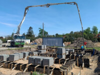 Wylewanie fundamentów jednego z domów na osiedlu Sportowa Park w Kolumnie koło Łasku