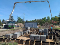 Wylewanie fundamentów jednego z domów na osiedlu Sportowa Park w Kolumnie koło Łasku