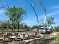 Wylewanie fundamentów jednego z domów na osiedlu Sportowa Park w Kolumnie koło Łasku