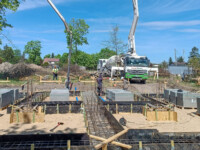 Wylewanie fundamentów jednego z domów na osiedlu Sportowa Park w Kolumnie koło Łasku