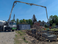 Wylewanie fundamentów jednego z domów na osiedlu Sportowa Park w Kolumnie koło Łasku