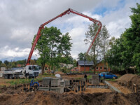 Wylewanie fundamentów jednego z domów na osiedlu Sportowa Park w Kolumnie koło Łasku