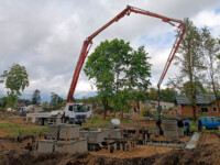 Wylewanie fundamentów jednego z domów na osiedlu Sportowa Park w Kolumnie koło Łasku