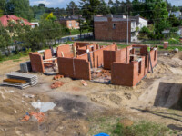 Widok z góry na budowę murów pierwszej kondygnacji domu L na osiedlu Sportowa Park w Kolumnie koło Łasku