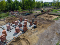 Widok z góry na budowę kilku domów osiedla Sportowa Park w Kolumnie koło Łasku