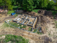 układanie bloczków na fundamentach domu F na osiedlu Sportowa Park w Kolumnie koło Łasku