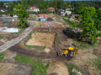Widok z góry na dużą część budowy osiedla Sportowa Park w Kolumnie koło Łasku