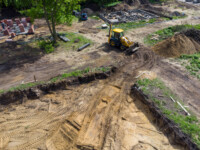 Przygotowywanie wykopu pod fundamenty domu J