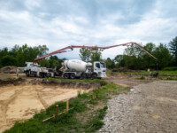 Gruszka z betonem wraz z pompą podczas wylewania fundamentów