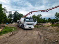 Gruszka z betonem wraz z pompą podczas wylewania fundamentów