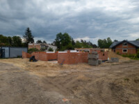 budowa ścian pierwszej kondygnacji budynku K