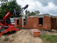 Maniutou gotowa do podawania materiałów na piętro budynku E