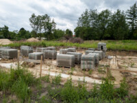 zdjęcie przygotowanych fundamentów i palet z bloczkami