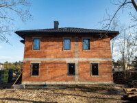 Budynek F, stan surowy, dach skończony oraz okna wstawione.