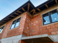 Budynek F, stan surowy, dach skończony oraz okna wstawione.