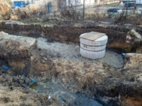 Studnia kanalizacyjna na drodze osiedlowej