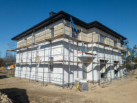 Dom L, prace tynkarskie na zewnątrz