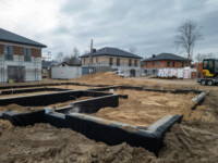 Fundamenty budynku M, na drugim planie budynki L, K, J