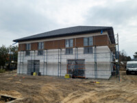 Prace elewacyjne w budynku L, dodawana opaska w kolorze brązowym w górnej części