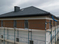 Elewacja budynku L wraz z brązową opaską w górnej części