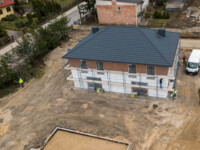 Budynek L, prace przy elewacji, dodawanie koloru