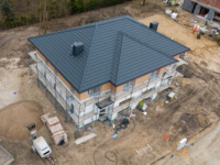 Budynek E, prace przy elewacji, dodawanie opaski w jasnym kolorze