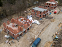 Budynki C, B, A wzdłuż drogi na różnym etapie wznoszenia